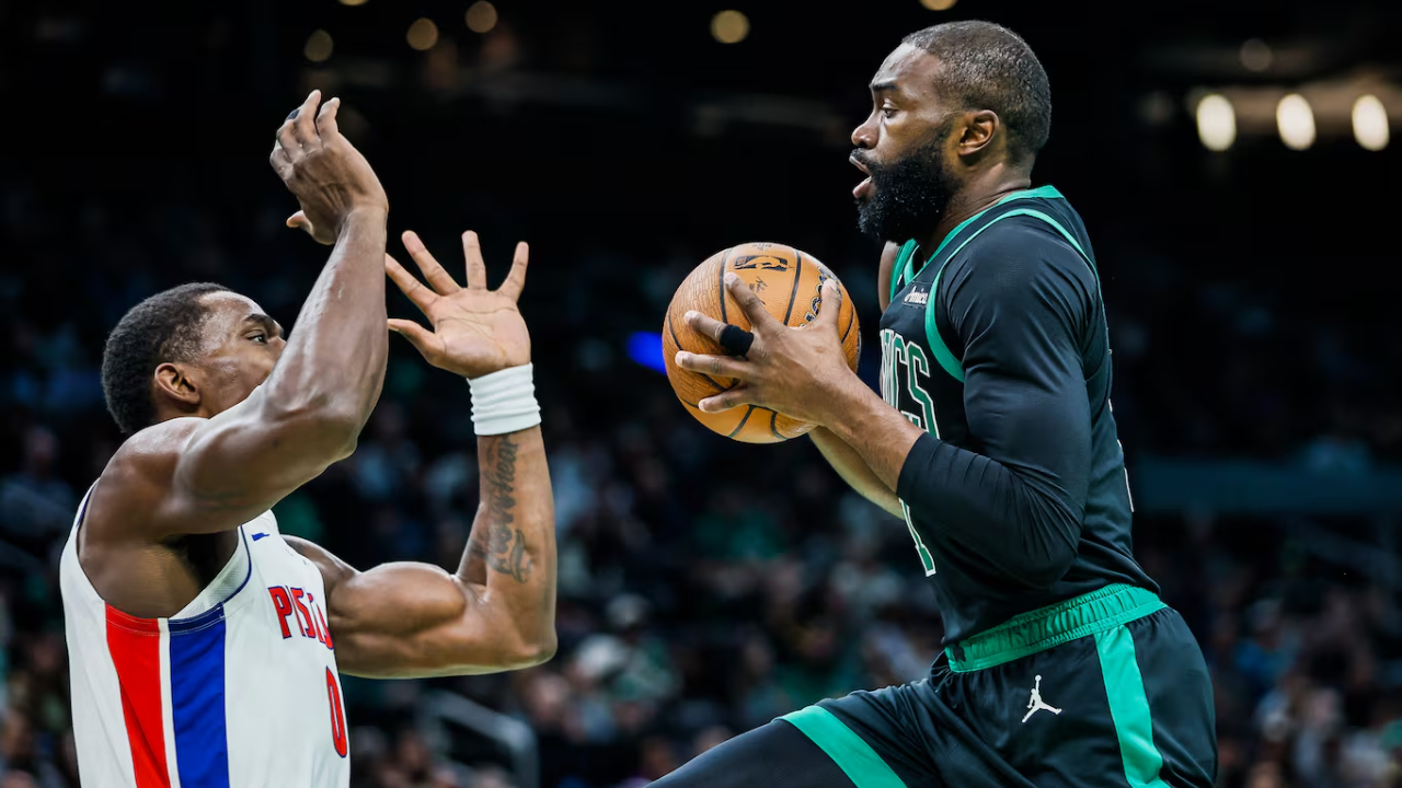 Jaylen Brown (kanan) mencetak 33 poin saat tuan rumah Boston Celtics mengalahkan Detroit Pistons 117-114 pada Rabu (26/11) dalam pertandingan NBA Cup. (Foto: AP)