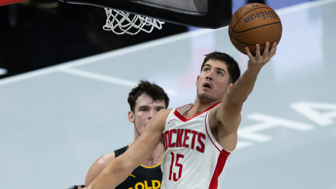 Reed Sheppard (kanan) mencetak 31 poin saat Houston Rockets mengalahkan Golden State Warriors dengan skor 104-100 pada Rabu (26/11) dalam pertandingan NBA Cup. (Foto: AP)
