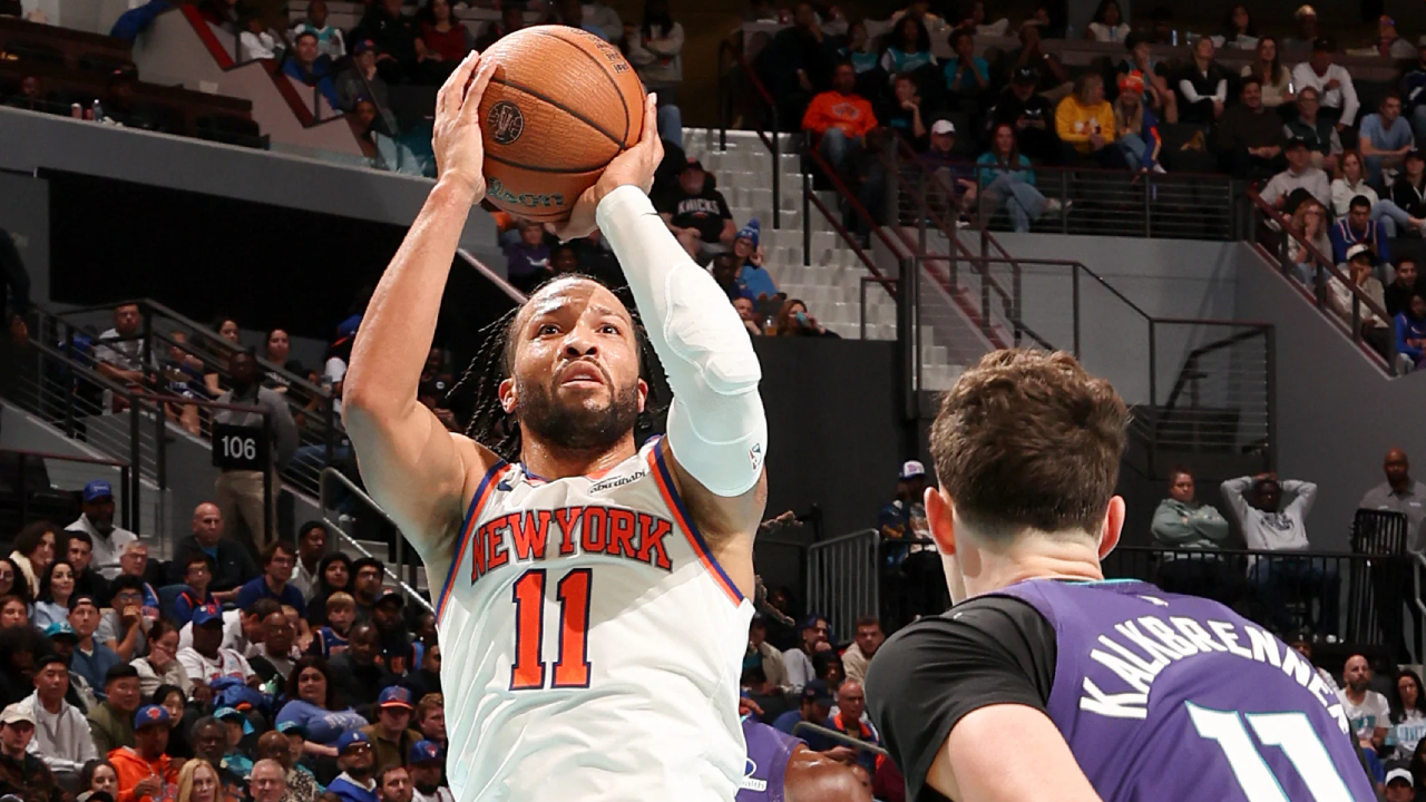 Jalen Brunson (kiri) mencetak 33 poin (kiri) saat New York Knicks meraih kemenangan 129-101 atas tuan rumah Charlotte Hornets pada Rabu (26/11) malam. (Foto: AP)