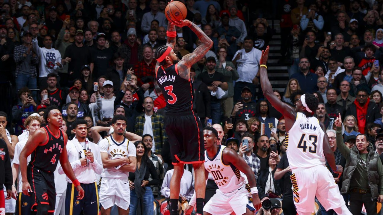 Brandon Ingram melesakkan tembakan penentu kemenangan pada Rabu (26/11) malam, saat Toronto Raptors mengalahkan tim tamu Indiana Pacers 97-95 di NBA Cup. (Foto: AP)