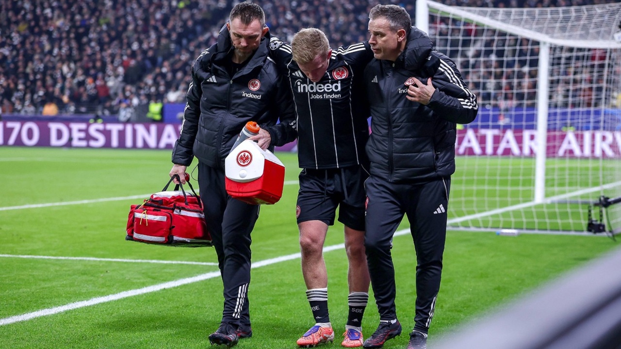 Jonathan Burkardt Dibopong Tim Medis Eintracht Frankfurt Karena Mengalami Cedera di Laga Melawan Atalanta (Sumber: IMAGO / Maximilian Koch)