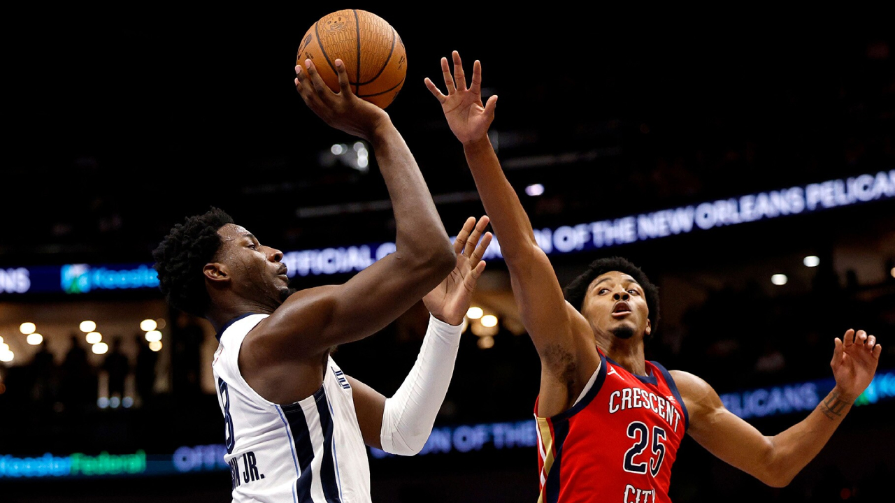 Jaren Jackson Jr (kiri) mencetak 27 poin saat tim tamu Memphis Grizzlies menang 133-128 dalam perpanjangan waktu atas New Orleans Pelicans pada Rabu (26/11) malam di NBA Cup. (Foto: AP)