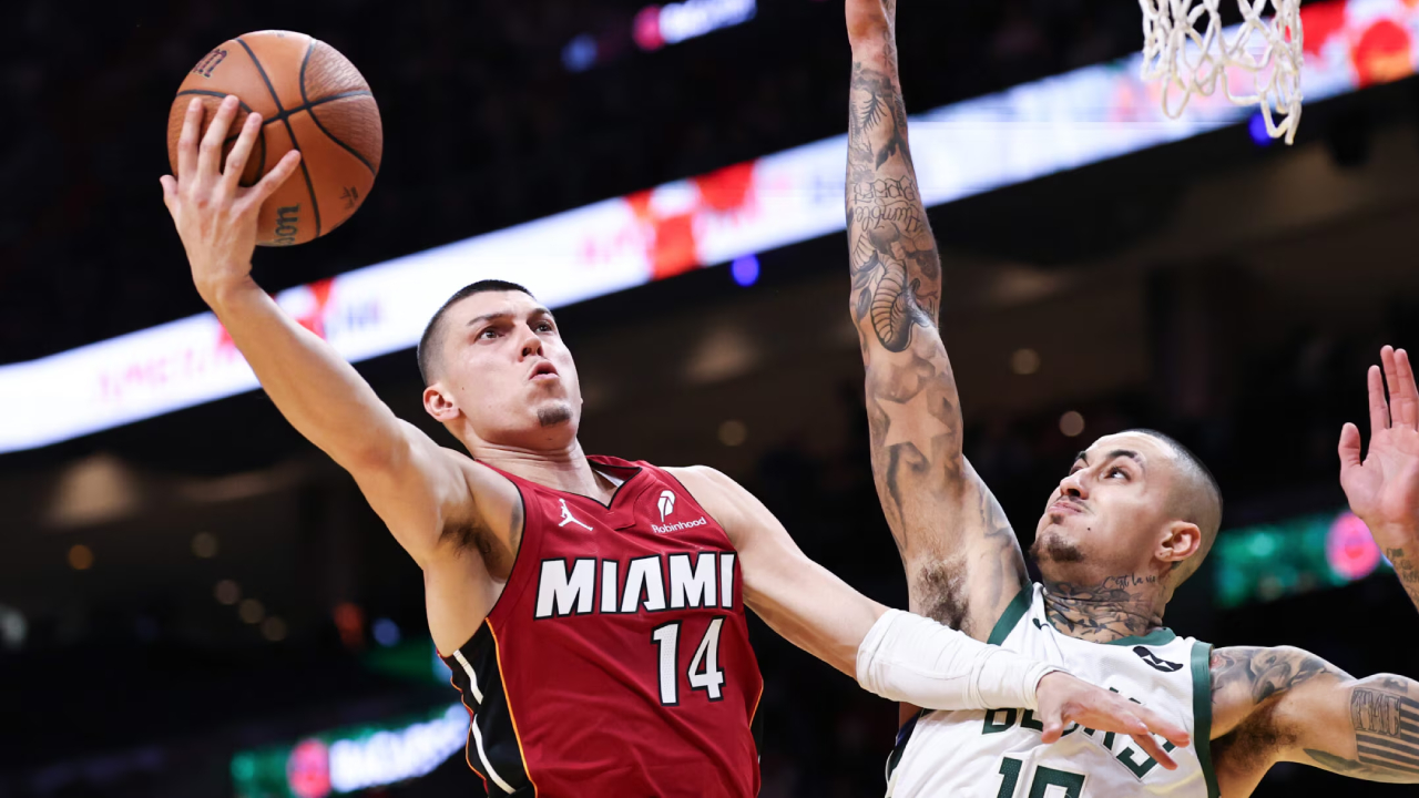 Tyler Herro (kiri) mencetak 29 poin saat Miami Heat mengalahkan Milwaukee Bucks 106-103 dalam laga NBA Cup pada Rabu (26/11).