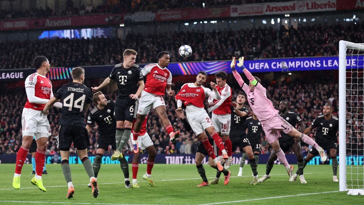 Momen Saat Jurrien Timber Berhasil Menjebol Gawang Bayern Munich yang Dijaga Oleh Manuel Neuer (Sumber: Reuters)