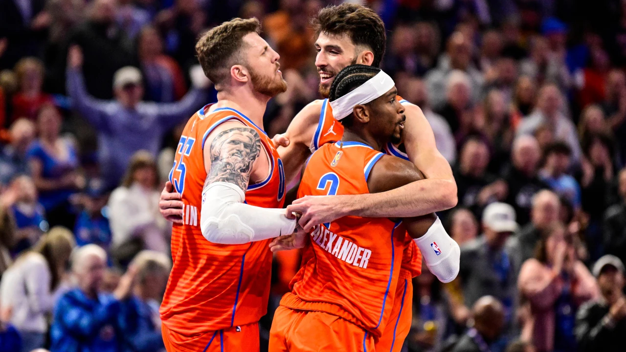 Shai Gilgeous-Alexander melakukan selebrasi bersama rekan setimnya setelah Thunder mengalahkan Timberwolves 113-105 dalam pertandingan NBA Cup. (Foto: AP)