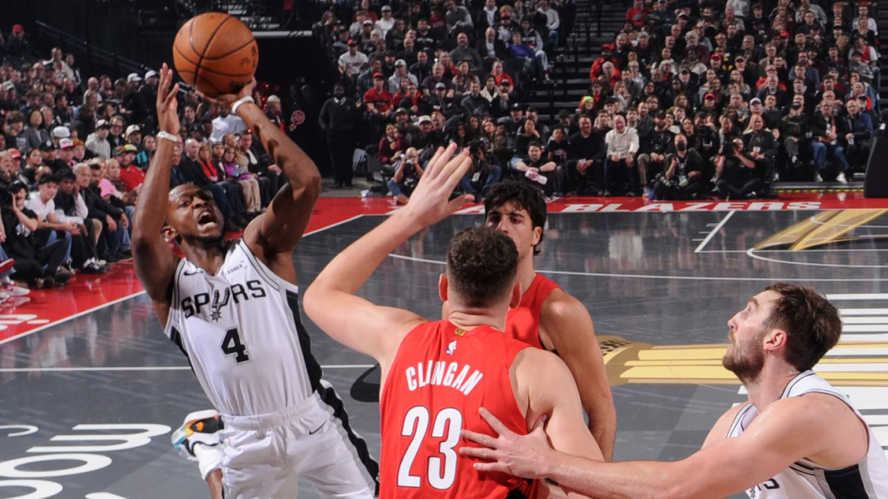 Portland Trail Blazers gagal menghentikan De’Aaron Fox (kiri) yang memimpin Spurs menang 115-102 di NBA Cup pada Rabu (26/11) malam. (Foto: AP)