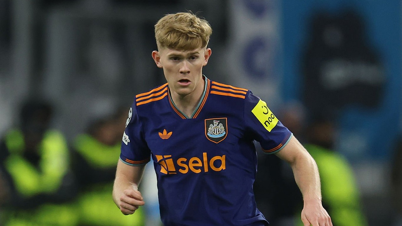 Bek kiri Newcastle United, Lewis Hall