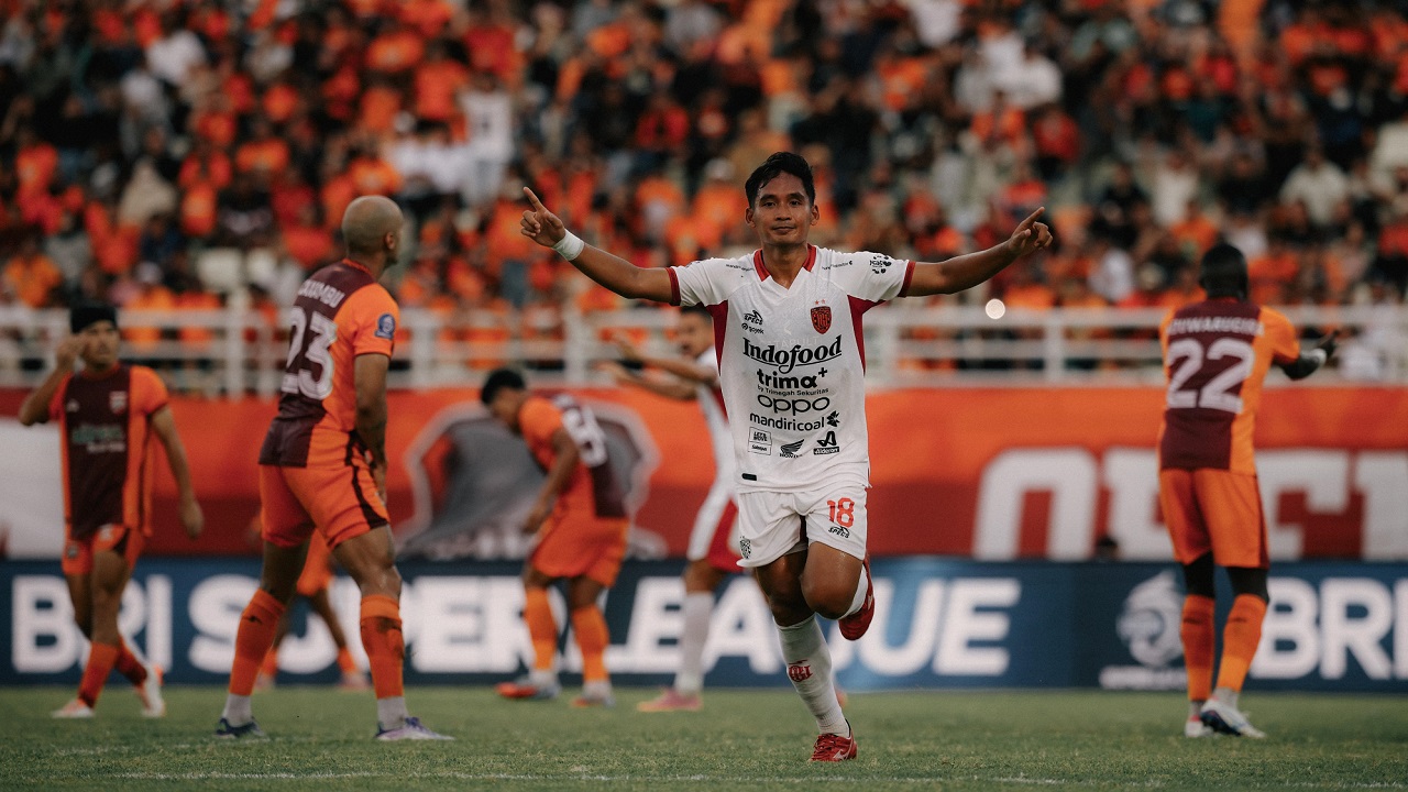 Pemain Bali United, Kadek Agung merayakan gol ke gawang Borneo FC