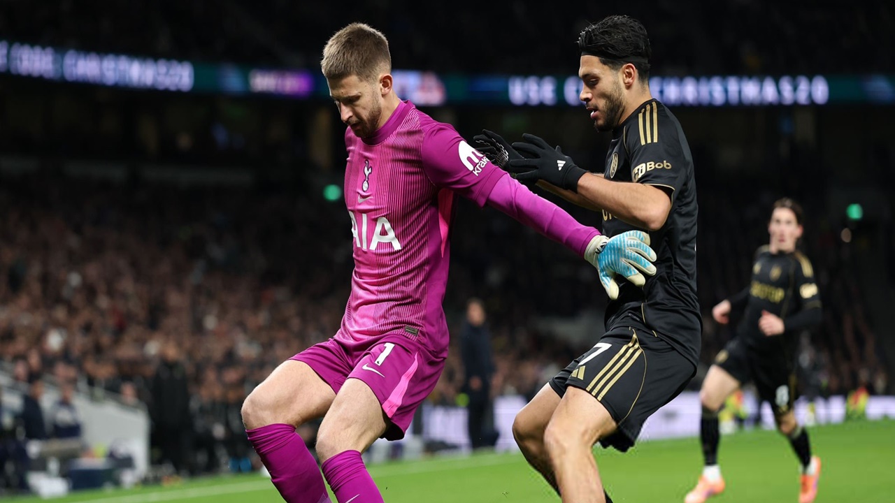 Buat Kesalahan vs Fulham, Frank Tidak Terima Fans Tottenham Cemooh Vicario