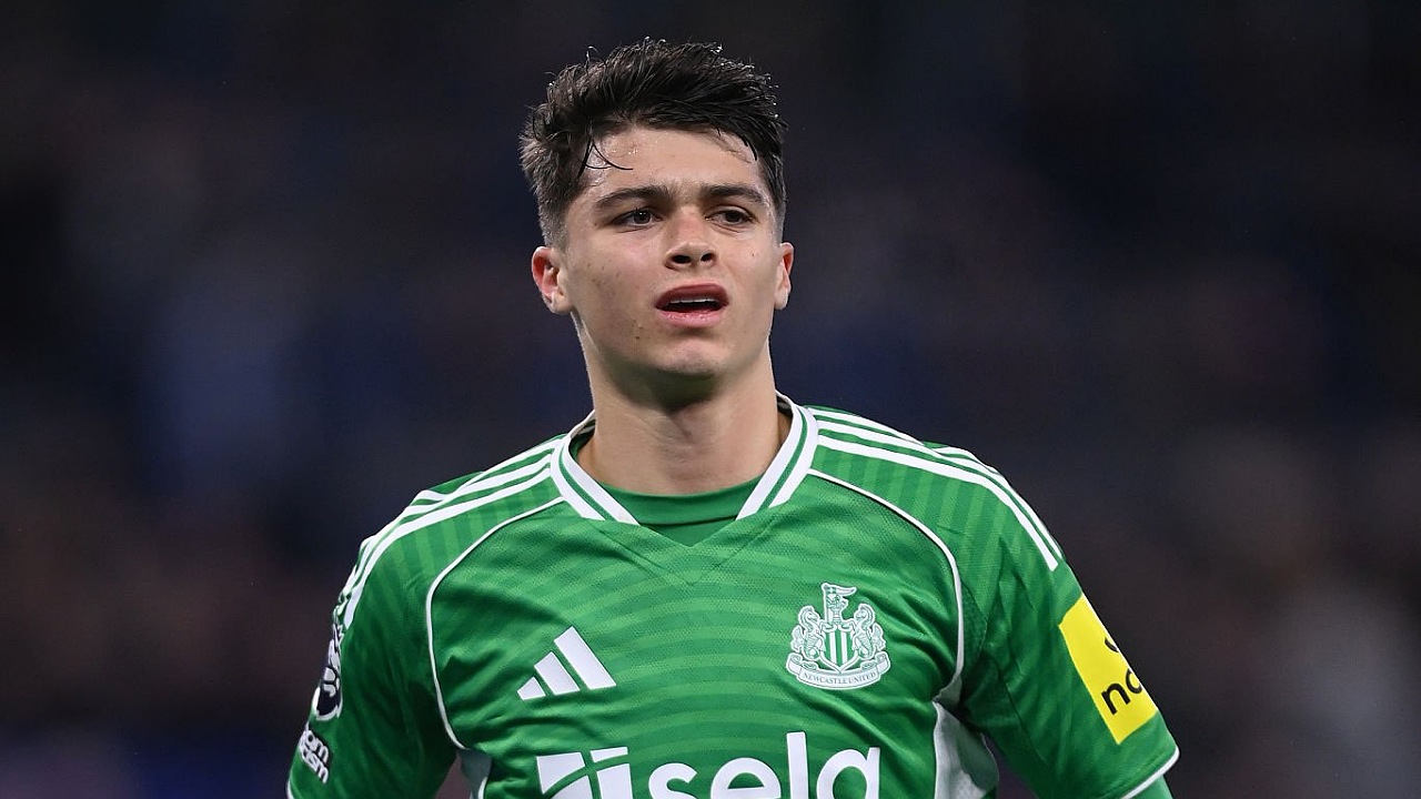 Lewis Miley diberi dorongan oleh Eddie Howe