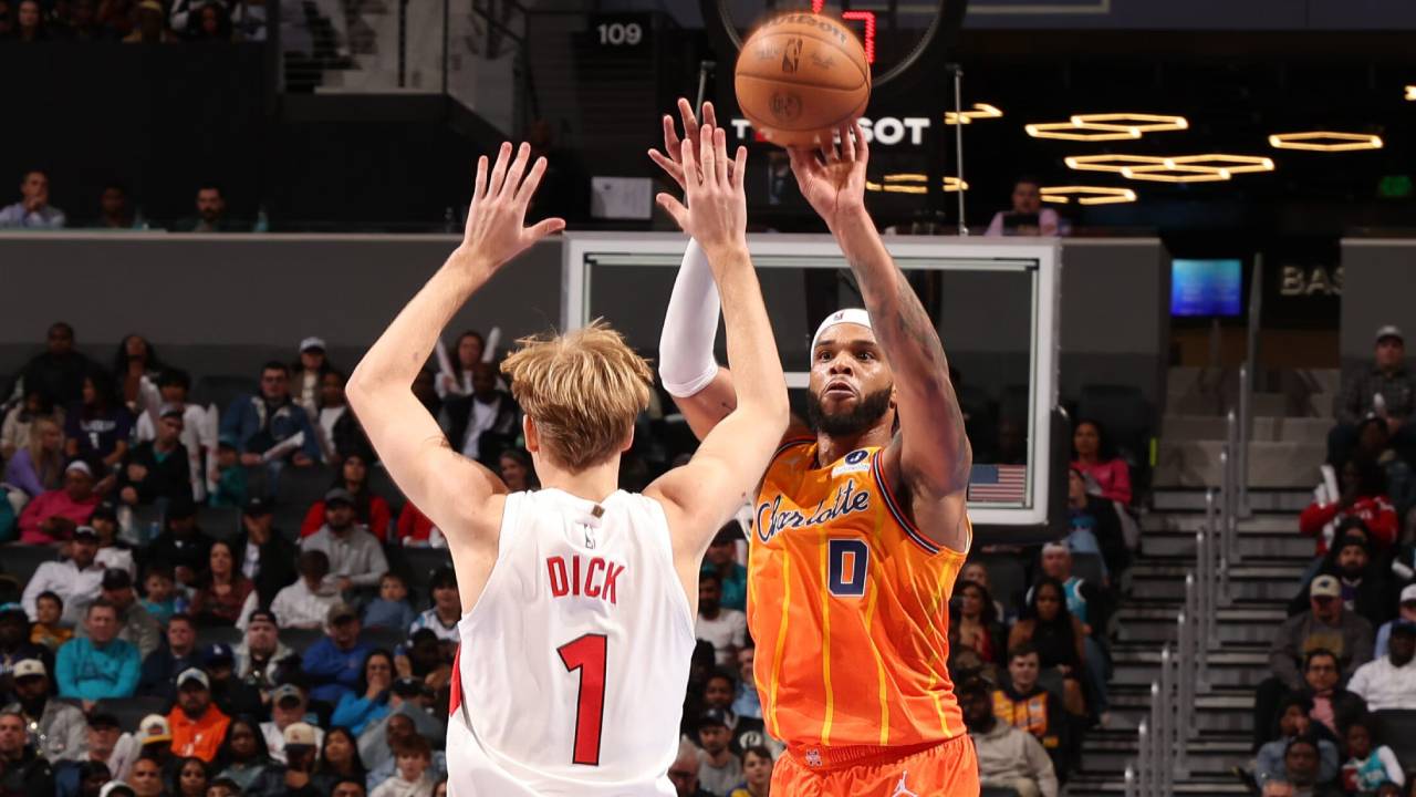 Miles Bridges (kanan) mencetak 35 poin saat Charlotte Hornets mengalahkan Toronto Raptors 118-111 melalui overtime pada Sabtu (29/11) malam. (Foto: AP)