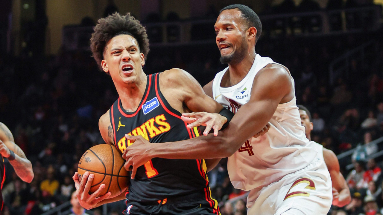 Jalen Johnson (kiri) mencetak triple-double saat Atlanta Hawks menahan Cleveland Cavaliers dengan skor 130-123 pada Jumat (28/11) dalam pertandingan NBA Cup. (Foto: AP)
