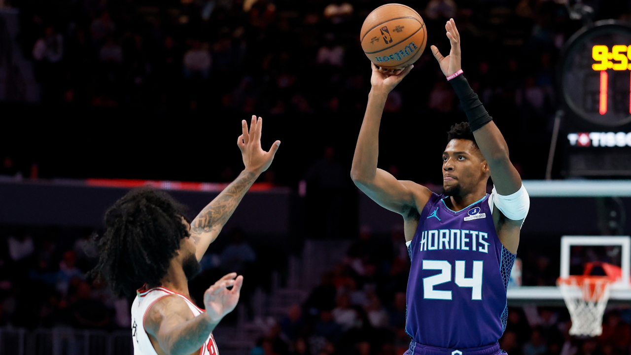 Brandon Miller (kanan) mencetak 27 poin saat Charlotte Hornets mengalahkan Chicago Bulls dengan skor 123-116 pada Jumat (28/11) malam. (Foto: AP)
