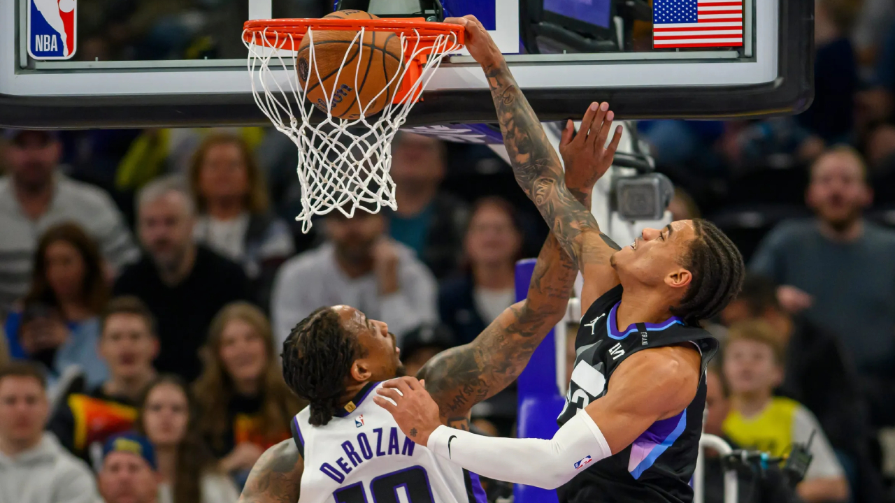 Keyonte George (kanan) mencetak 31 poin saat Utah Jazz meraih kemenangan 128-119 atas tim tamu Sacramento Kings pada Jumat (28/11) di Salt Lake City. (Foto: AP)