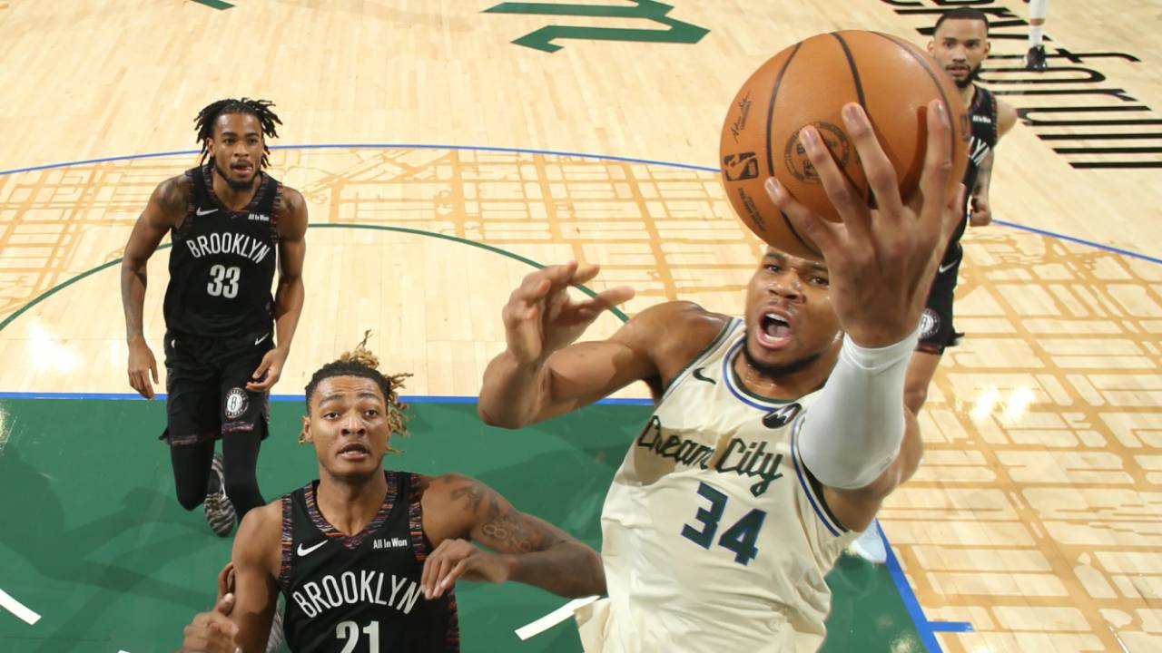 Giannis Antetokounmpo (kanan) mencetak 29 poin saat Milwaukee Bucks meraih kemenangan 116-99 atas tim tamu Brooklyn Nets pada Sabtu (29/11) malam. (Foto: AP)