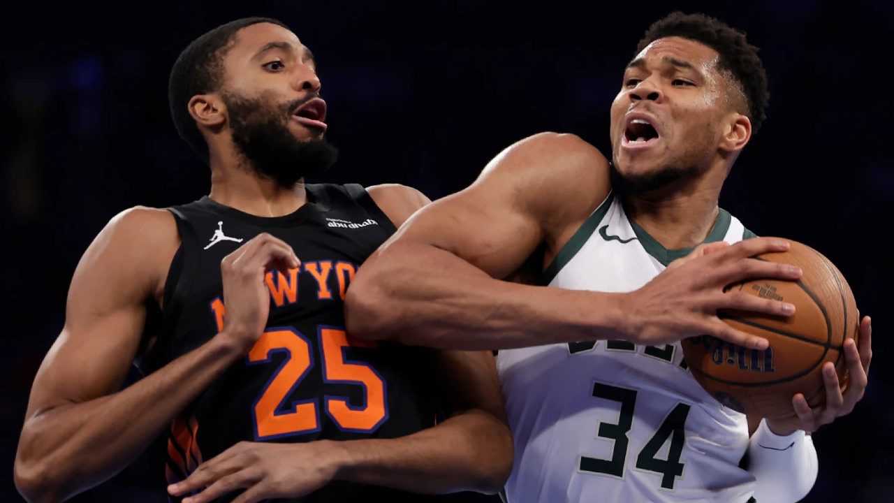 Giannis Antetokounmpo (kanan) mencetak 30 poin, 15 rebound, dan 8 assist dalam 28 menit di New York. (Foto: AP)
