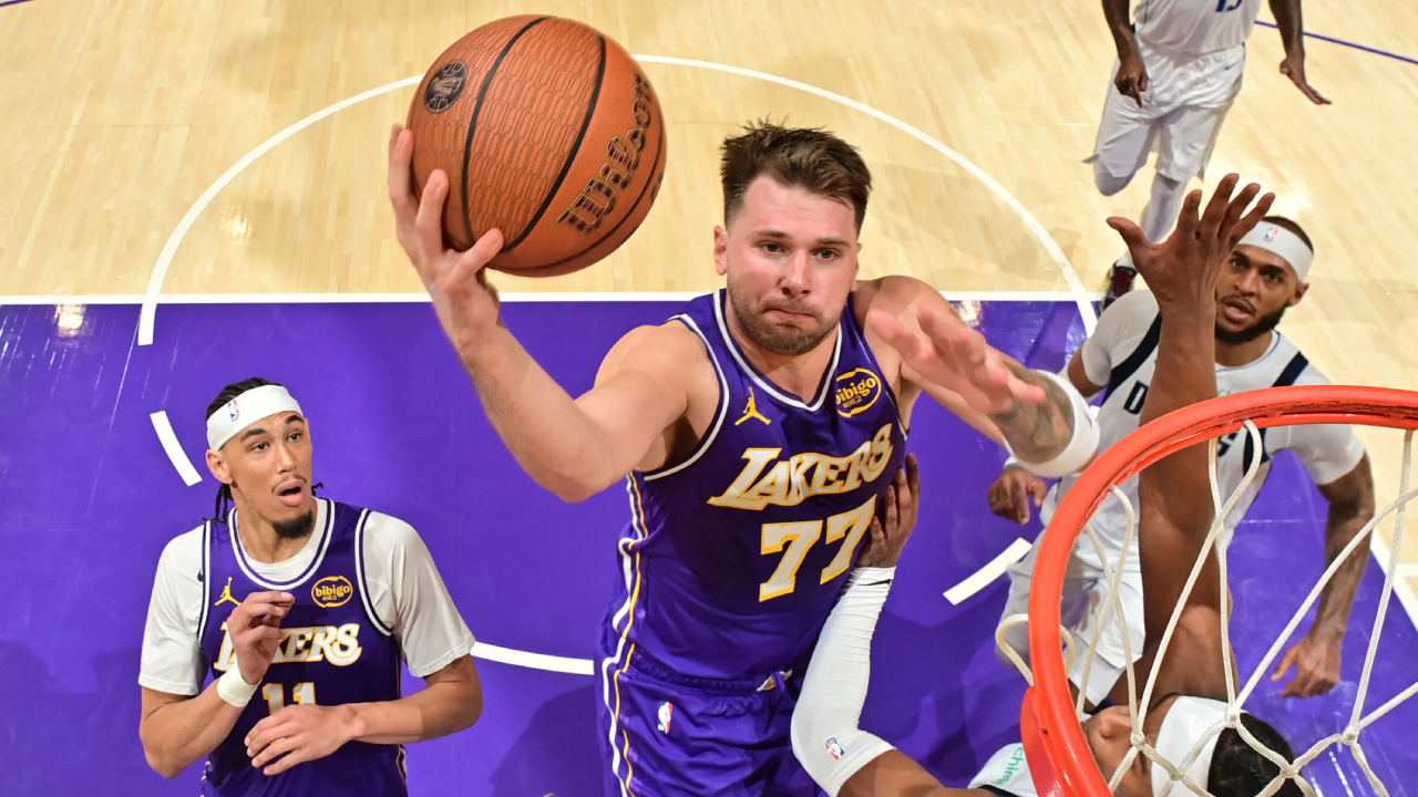 Luka Doncic (tengah) mencetak 35 poin saat Los Angeles Lakers mengalahkan Dallas Mavericks 129-119 pada Jumat (28/11). (Foto: AP)