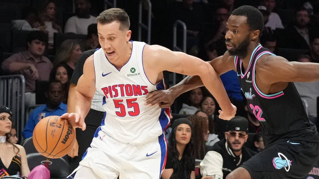 Duncan Robinson (kiri) mencetak 18 poin saat tim tamu Detroit Pistons mengalahkan Miami Heat dengan skor 138-135 pada Sabtu (29/11). (Foto: AP)