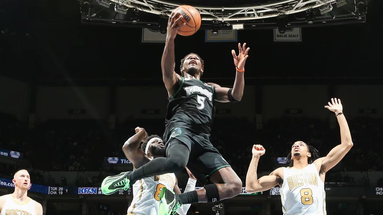 Anthony Edwards (tengah) mencetak 39 poin saat Minnesota Timberwolves meraih kemenangan 119-115 atas Boston Celtics pada Sabtu (29/11) di Minneapolis. (Foto: AP)