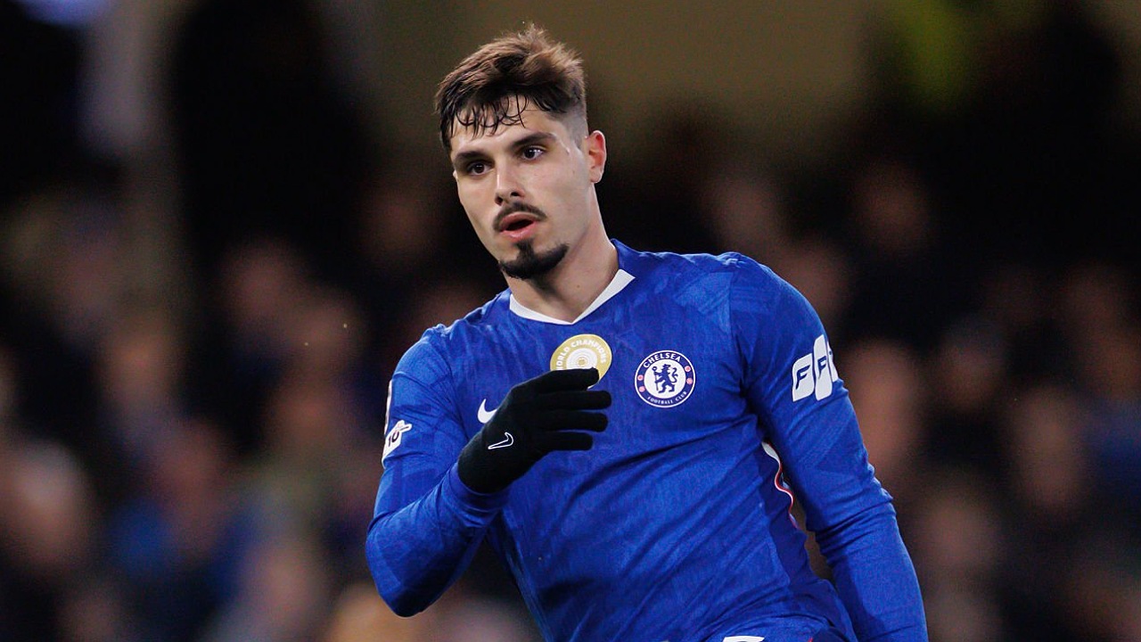 Pedro Neto siap memimpin lini depan Chelsea melawan Arsenal