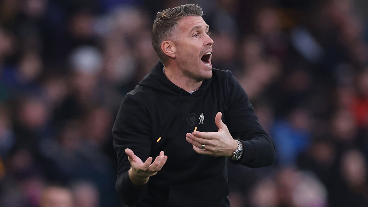 Meski Tak Mudah, Rob Edwards Targetkan Wolves Kalahkan Villa