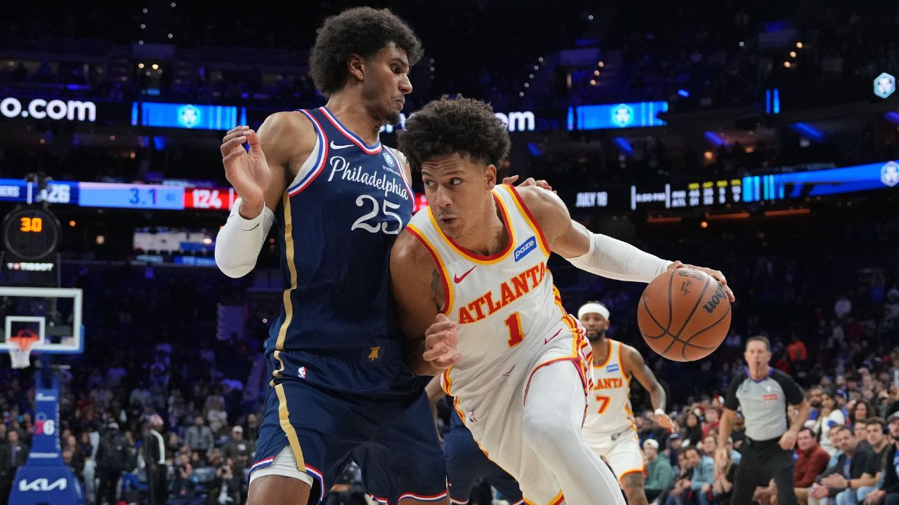 Jalen Johnson (kanan) mencetak rekor karier 41 poin saat tim tamu Atlanta Hawks menang 142-134 dalam dua overtime atas Philadelphia 76ers pada Minggu (30/11).