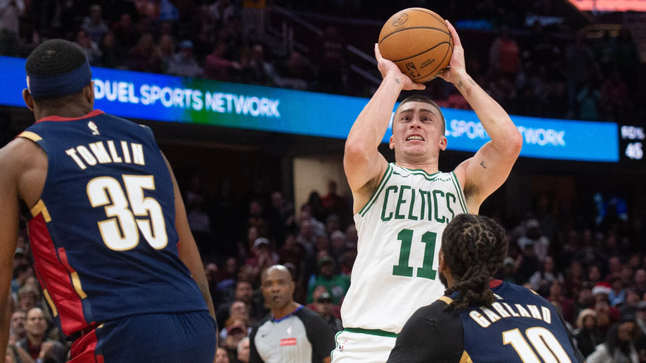 Payton Pritchard (kanan) mencetak 42 poin saat tim tamu Boston Celtics mengalahkan Cleveland Cavaliers dengan skor 117-115 pada Minggu (30/11). (Foto: AP)