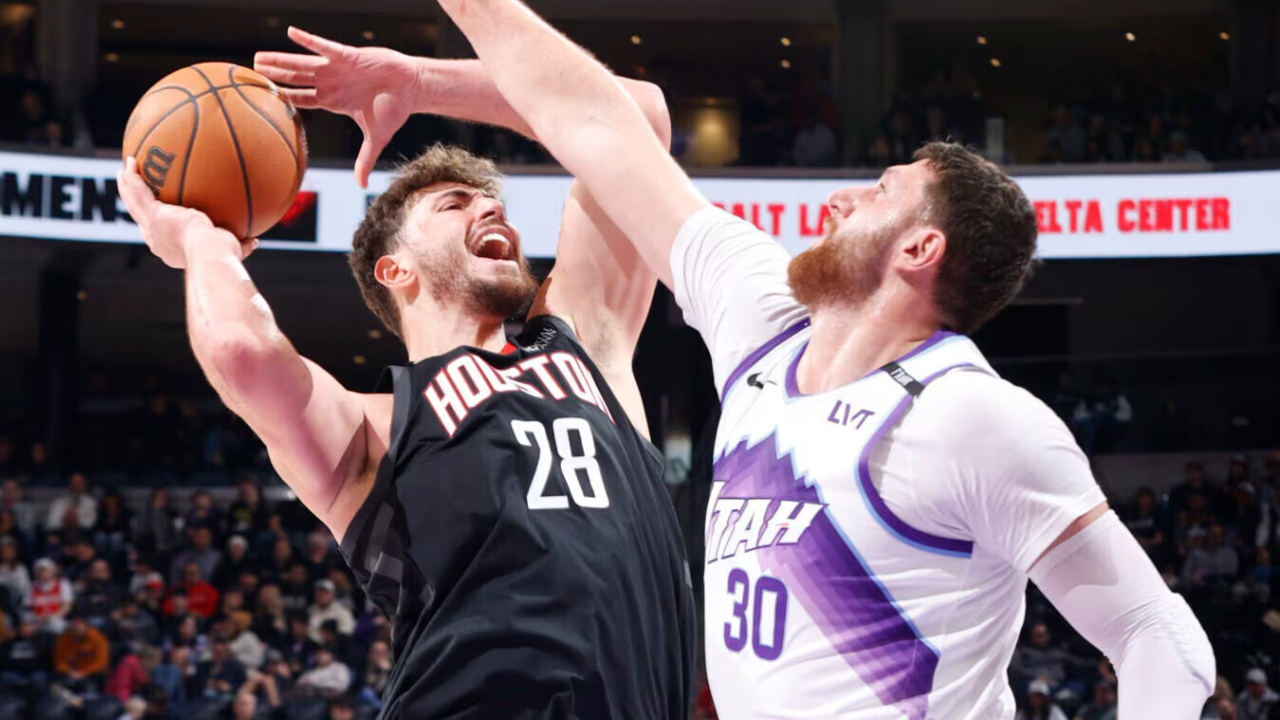 Alperen Sengun (kiri) mencetak 27 poin saat tim tamu Houston Rockets meraih kemenangan telak 129-101 atas Utah Jazz di Salt Lake City pada Minggu (30/11). (Foto: AP)