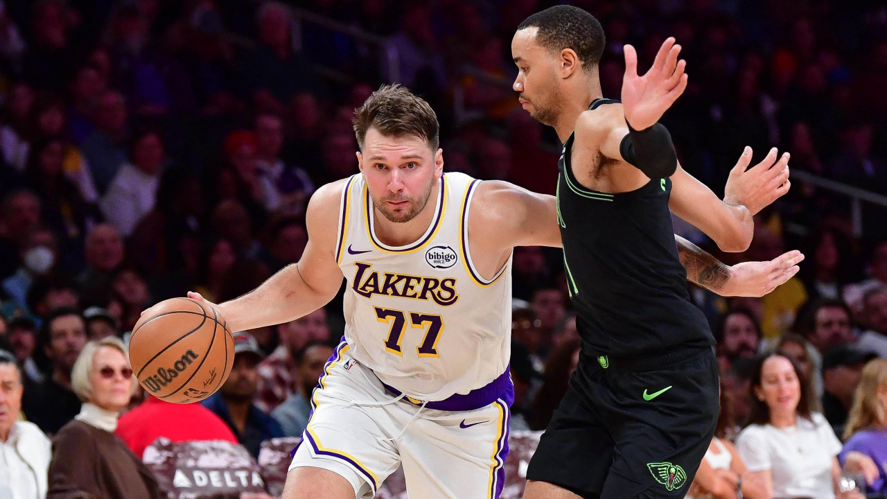 Luka Doncic (kiri) mencetak 34 poin saat Los Angeles Lakers menang 133-121 atas New Orleans Pelicans pada Minggu (30/11). (Foto: AP)