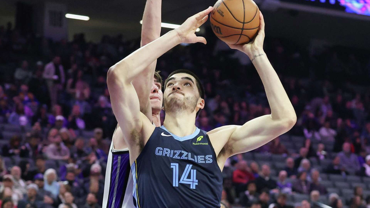 Zach Edey mencetak 32 poin saat Memphis Grizzlies mengalahkan tuan rumah Sacramento Kings dengan skor 115-107 pada Minggu (30/11) malam. (Foto: AP)
