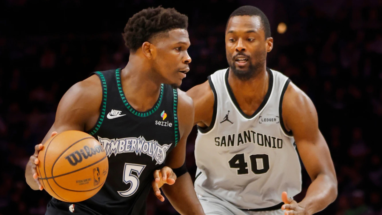 Anthony Edwards (kiri) mencetak 32 poin saat Minnesota Timberwolves meraih kemenangan 125-112 atas San Antonio Spurs pada Minggu (30/11) malam. (Foto: AP)