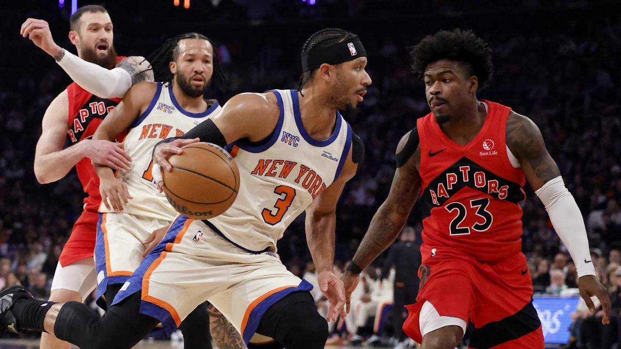 Josh Hart (tengah) mencatatkan 20 poin saat New York Knicks mengalahkan tim tamu Toronto Raptors dengan skor 116-94 pada Minggu (30/11). (Foto: AP)