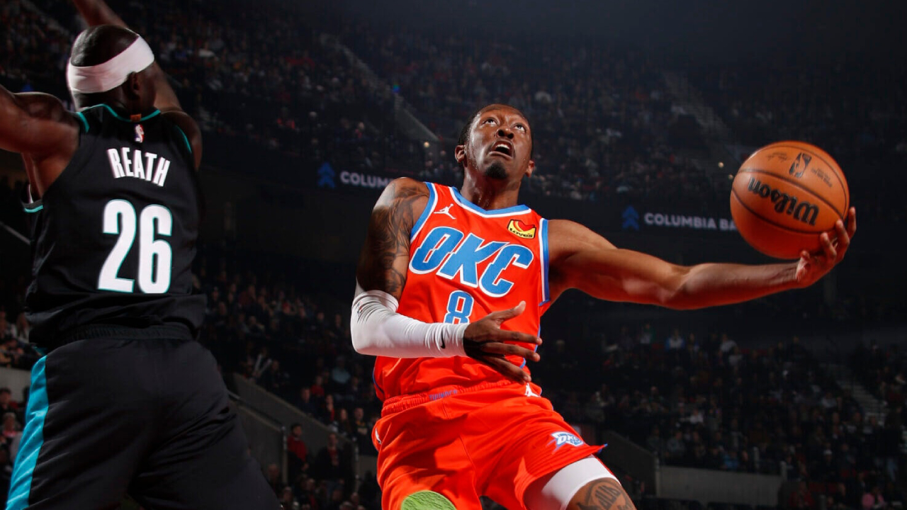 Jaylen Williams (kanan) mencetak 16 poin saat Oklahoma City Thunder menang 123-115 atas tuan rumah Portland Trail Blazers pada Minggu (30/11) malam. (Foto: AP)