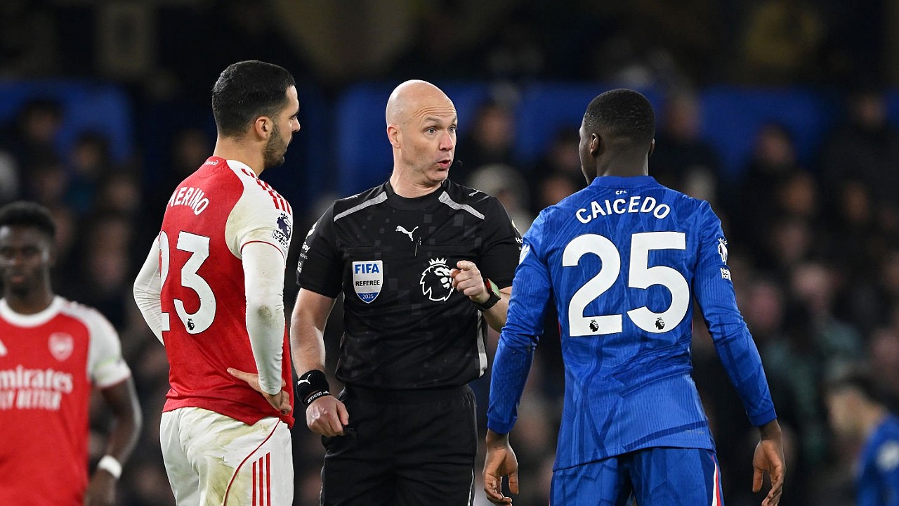 Mikel Merino terlibat duel dengan Moises Caicedo