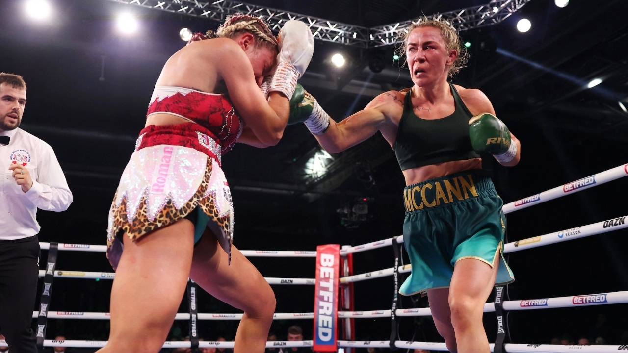 Sejak awal laga, Molly McCann (kanan) tampil agresif, masuk ke jarak dekat dan melepaskan kombinasi dua hingga tiga pukulan. (Foto: Fight TV)