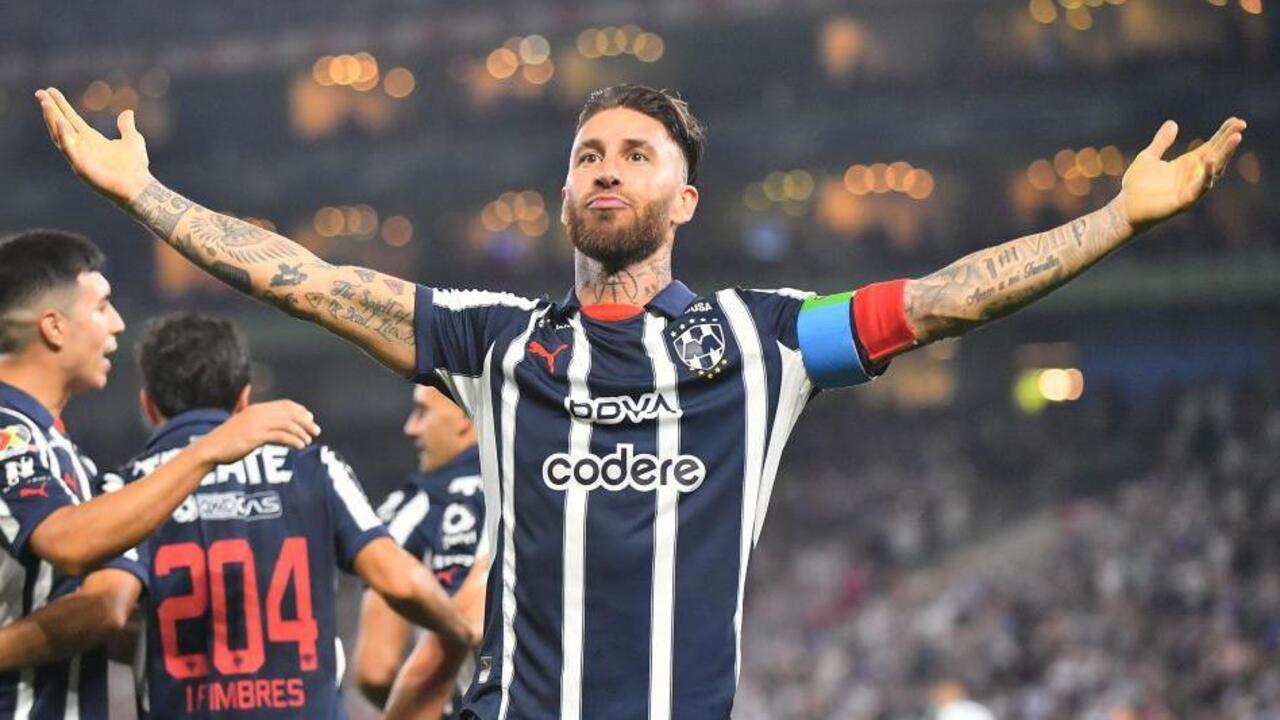 Sergio Ramos dilaporkan menjajakan dirinya untuk bergabung ke AC Milan, jelang berakhirnya kontrak sang defender veteran bersama klub asal Meksiko yaitu Monterrey / via Getty Images
