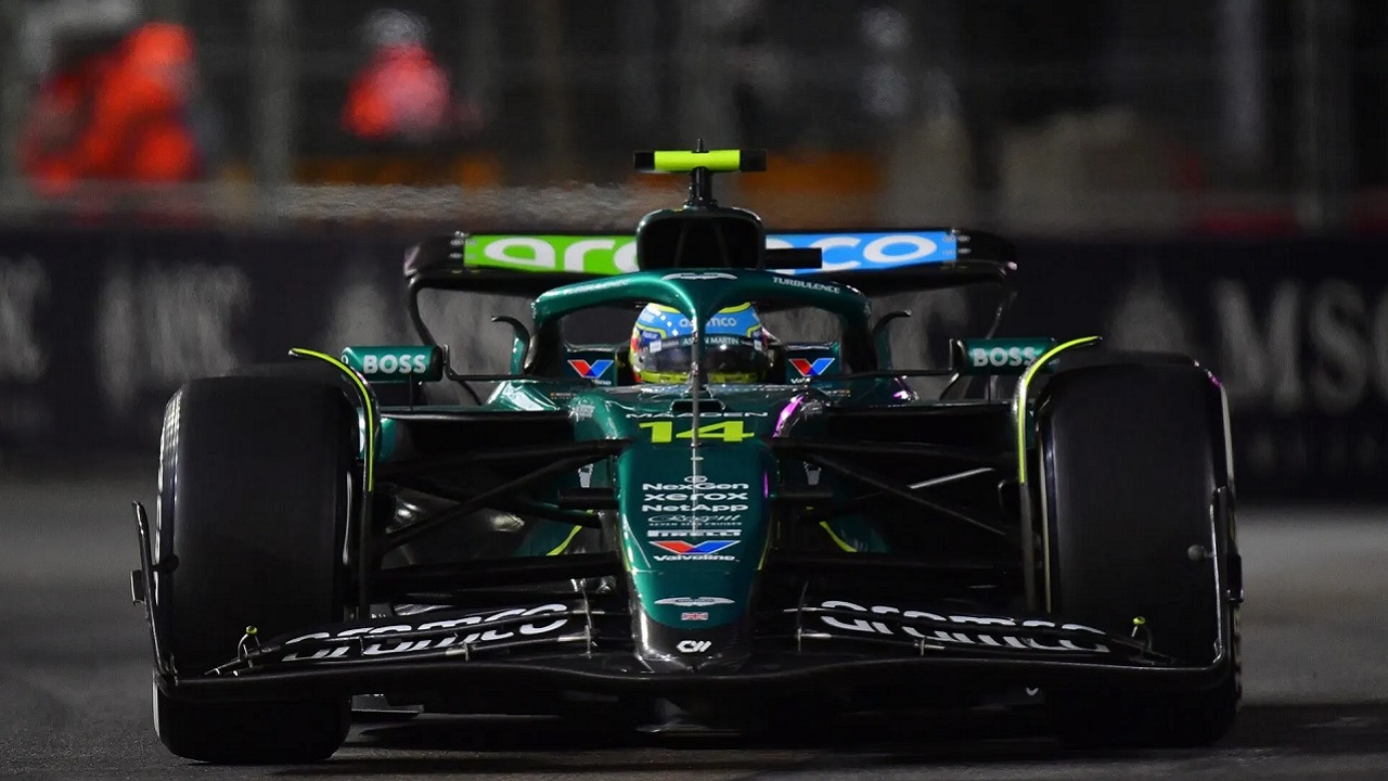 Fernando Alonso heran dengan mobilnya yang melintir tiba-tiba di GP Qatar.