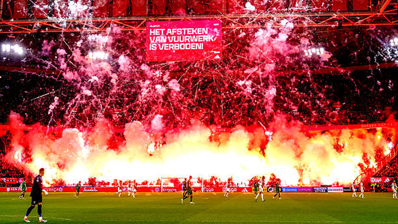 Pemain Pinjaman Liverpool Saksikan Laga Ajax Dihentikan Karena Kembang Api