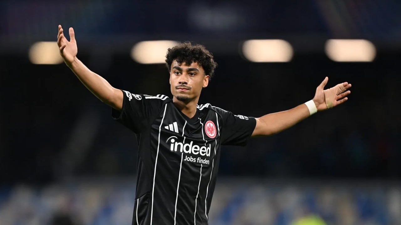 Real Madrid Tertarik Mendatangkan Bek Kiri Frankfurt