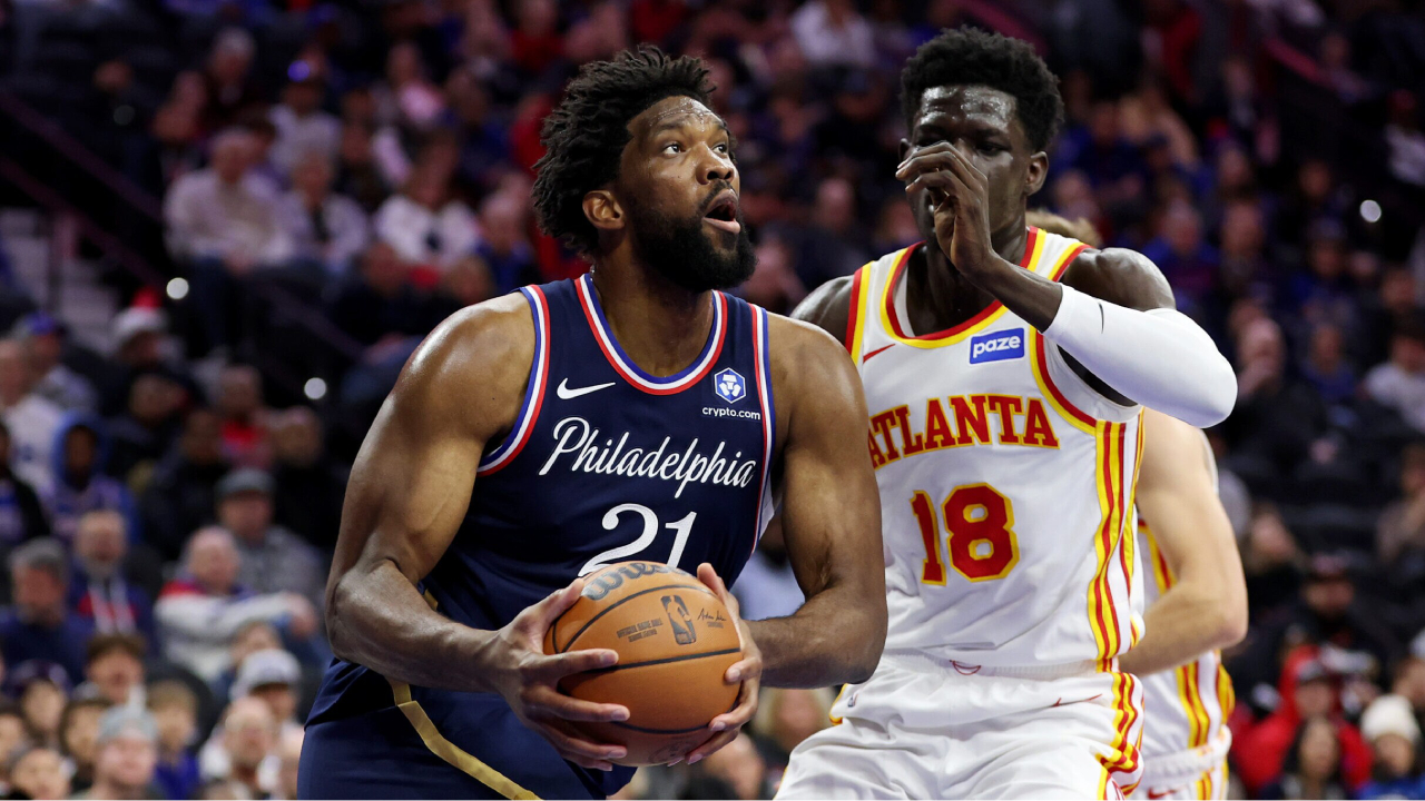 Joel Embiid (kiri) bermain selama 30 menit dan mencatat 18 poin dengan memasukkan 6 dari 14 tembakan, ditambah empat rebound, satu steal, dan satu blok. (Foto: AP)