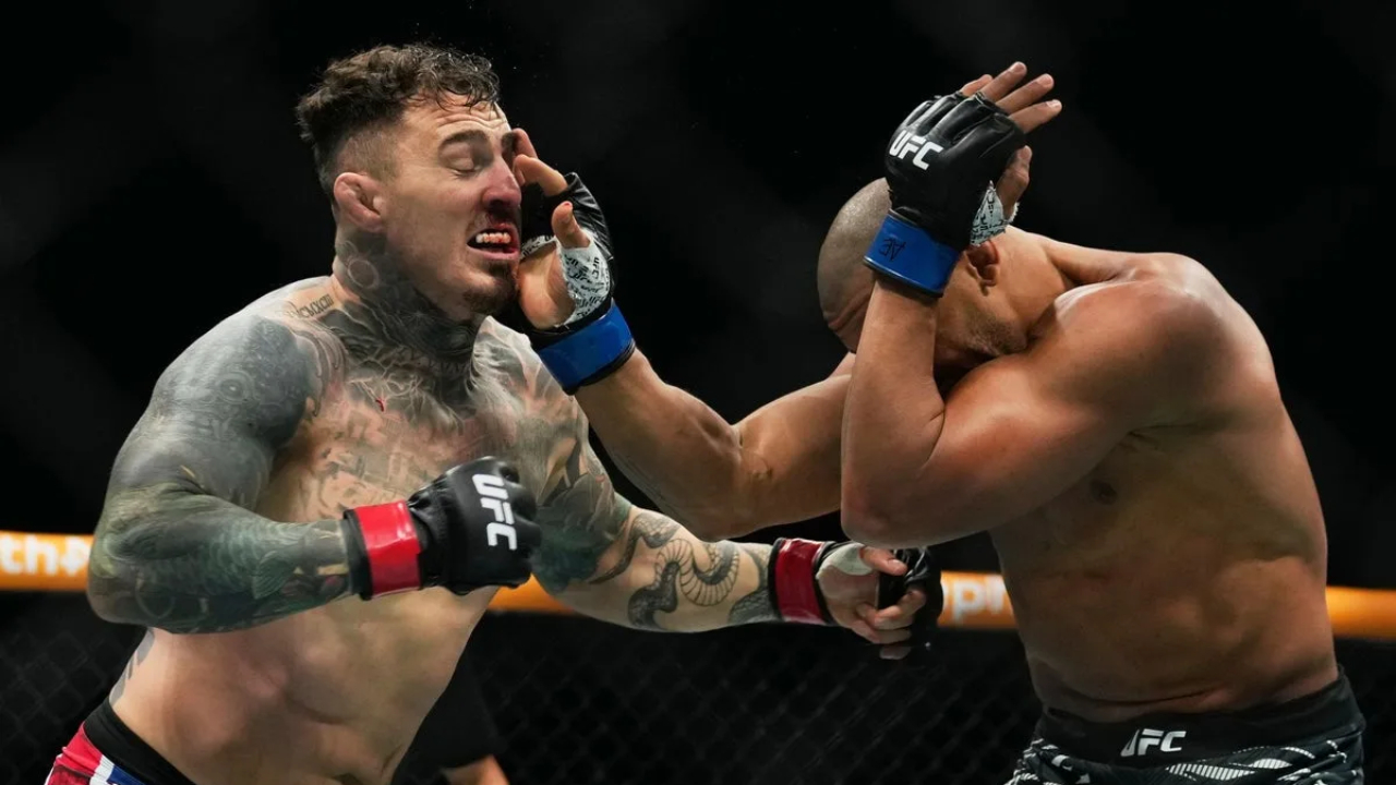 Tom Aspinall (kiri) dan Ciryl Gane bertarung pada Oktober lalu. (Foto: Fight TV)