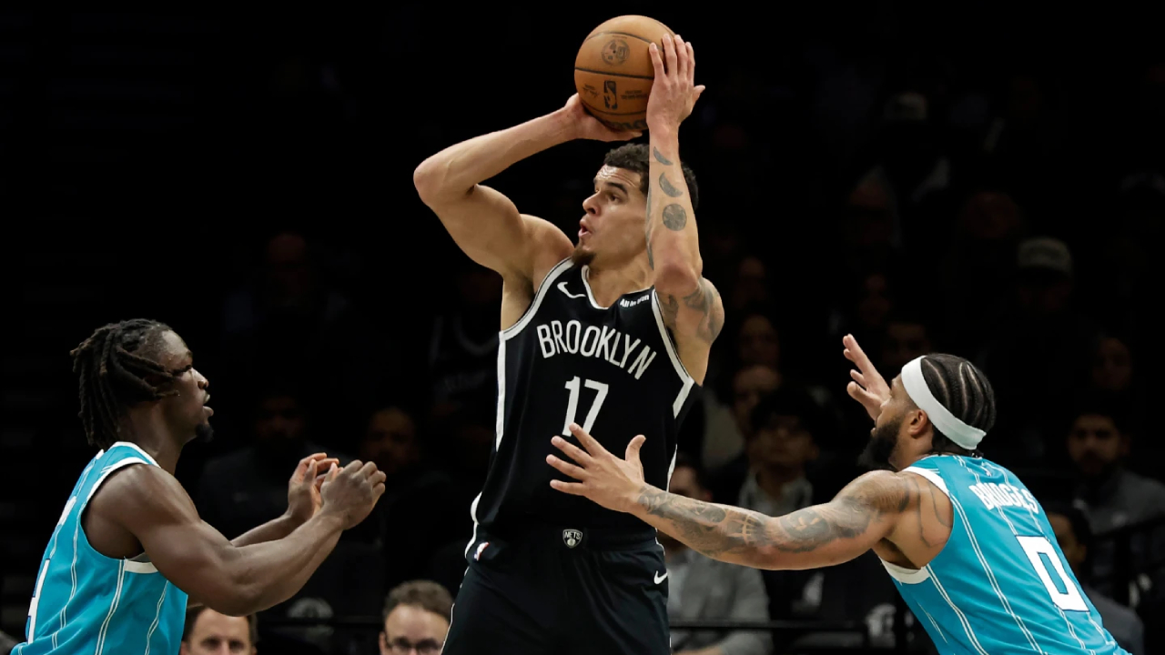 Michael Porter Jr (tengah) mencetak 35 poin saat Brooklyn Nets menang 116-103 atas Charlotte Hornets pada Senin (1/12) malam di New York. (Foto: AP)
