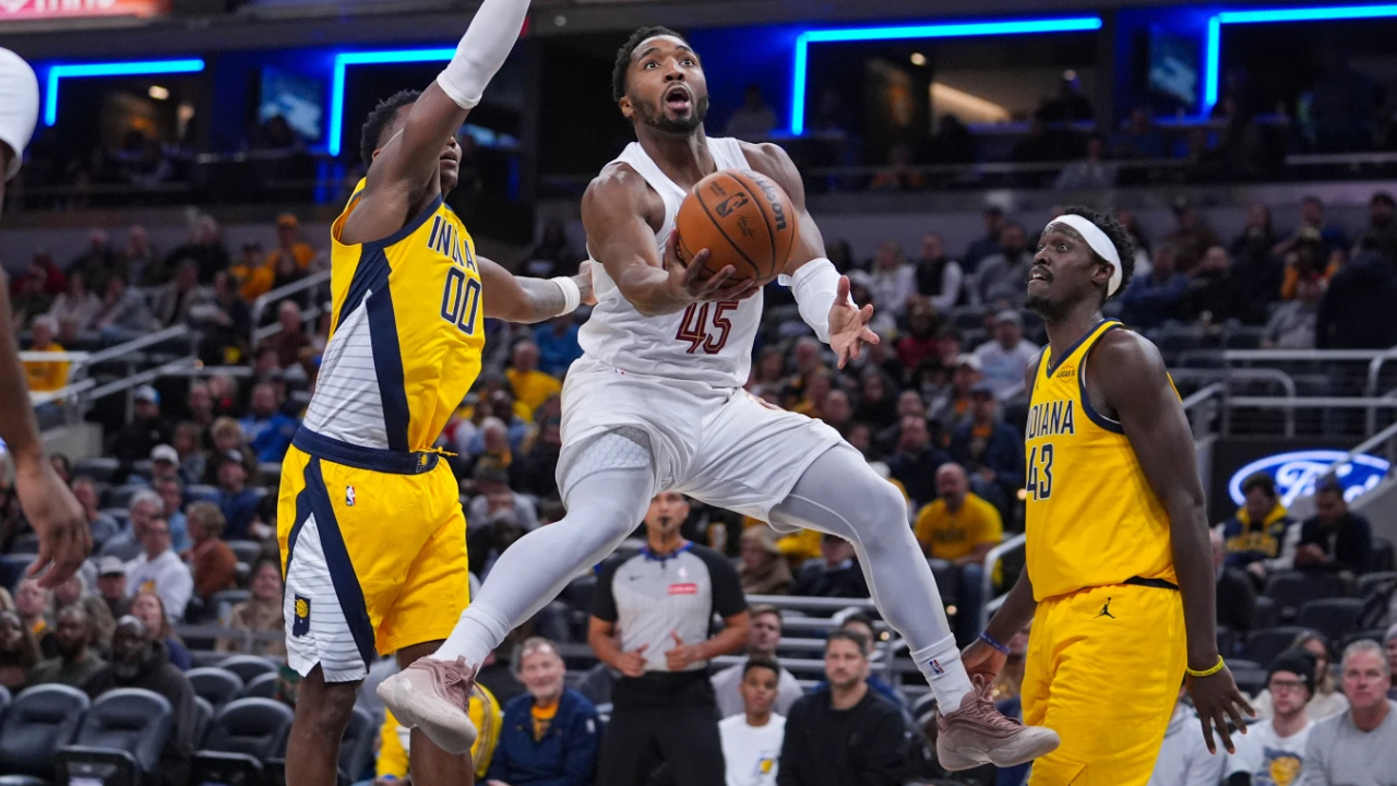 Donovan Mitchell (tengah) mencetak 43 poin saat Cleveland Cavaliers mengalahkan Indiana Pacers 135-119 pada Senin (1/12). (Foto: AP)
