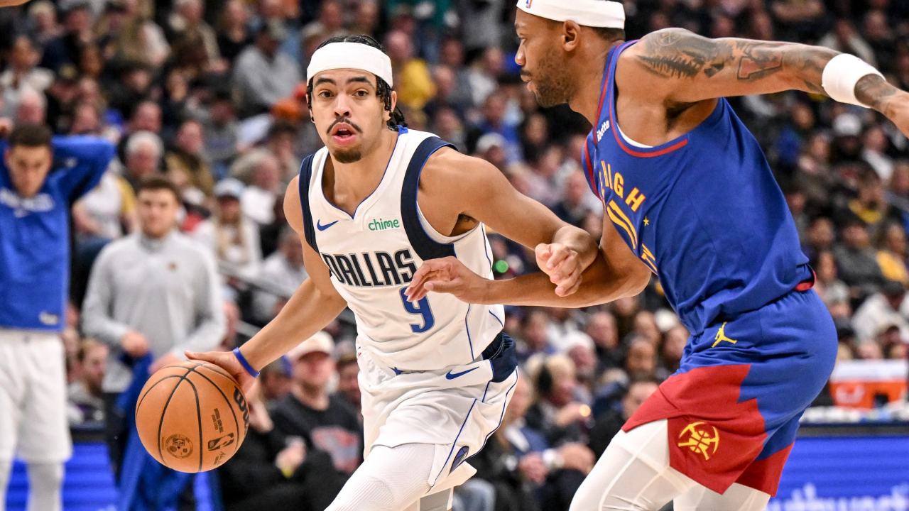 Ryan Nembhard (kanan) mencetak 28 poin saat Dallas Mavericks mengalahkan Denver Nuggets dengan skor 131-121 pada Senin (1/12) malam. (Foto: AP)