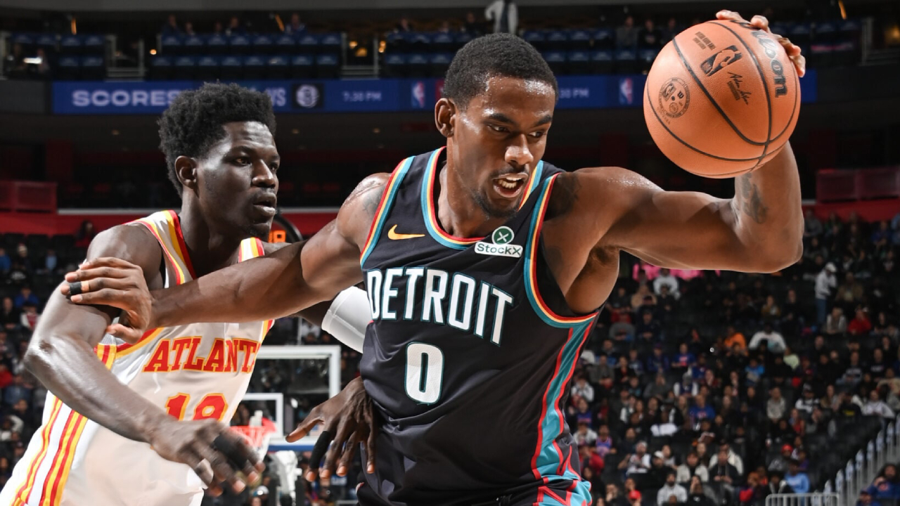 Jalen Duren (kanan) mencetak 21 poin saat tuan rumah Detroit Pistons meraih kemenangan 99-98 atas Atlanta Hawks pada Senin (1/12). (Foto: AP)