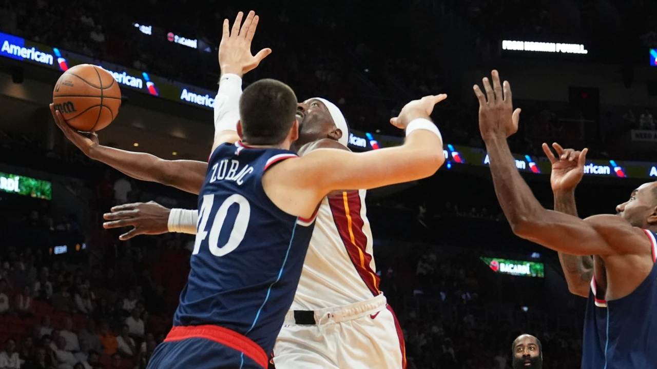 Bam Adebayo (tengah) mencetak 27 poin saat Miami Heat menghancurkan tim tamu Los Angeles Clippers 140-123 pada Senin (1/12). (Foto: AP)