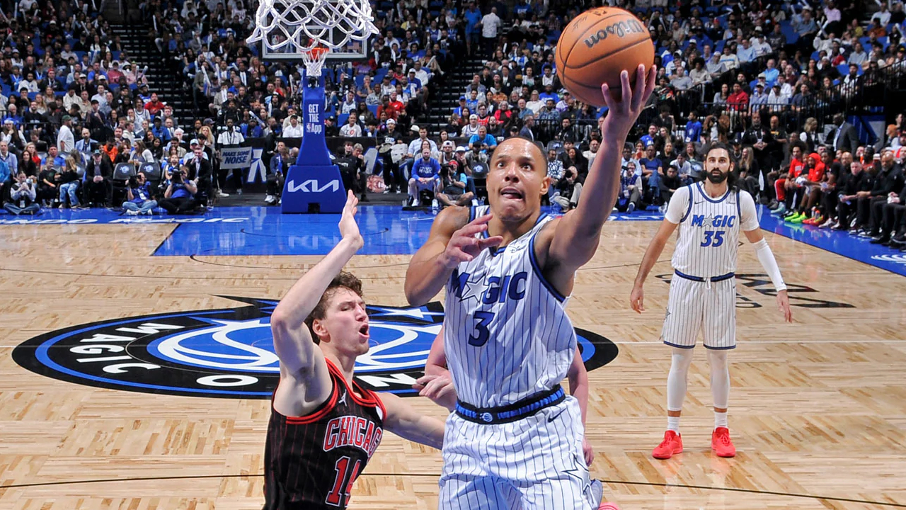 Desmond Bane (kanan) mencetak 37 poin saat tuan rumah Orlando Magic mengalahkan Chicago Bulls dengan skor 125-120 pada Senin (1/12) malam. (Foto: AP)