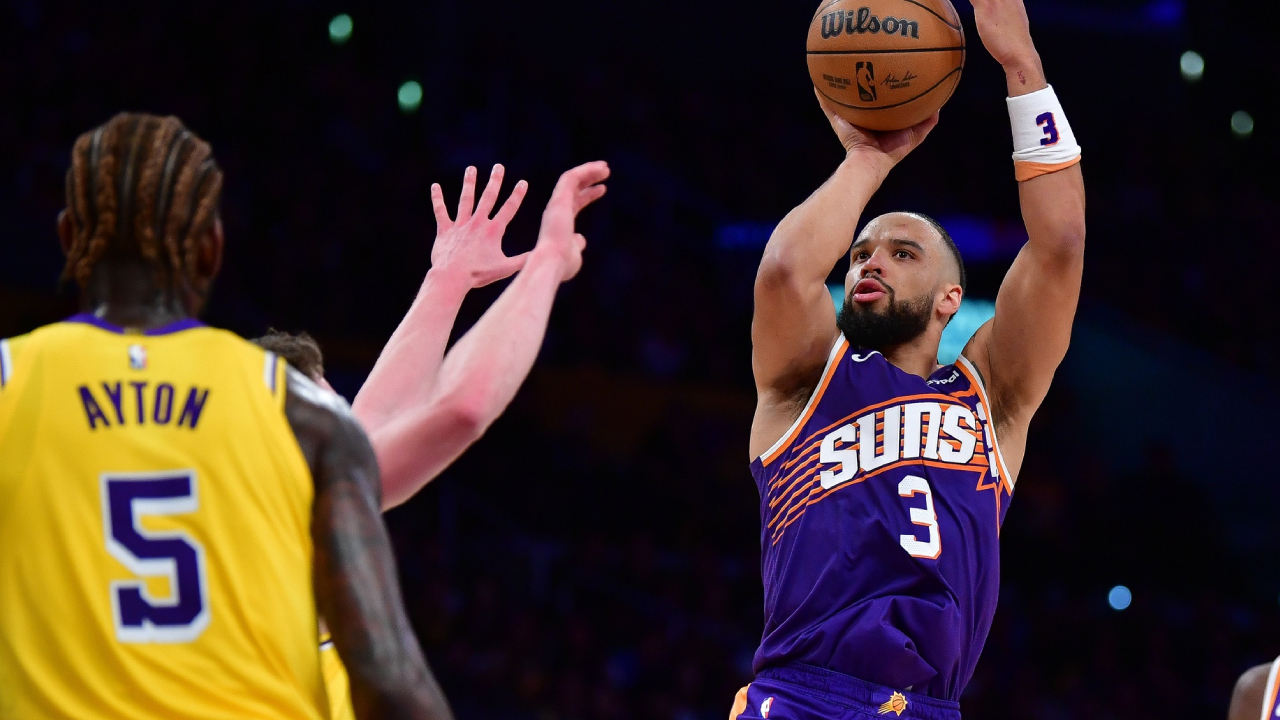 Dillon Brooks (kanan) mencetak 33 poin saat tim tamu Phoenix Suns menang 125-108 atas Los Angeles Lakers pada Senin (1/12). (Foto: AP)