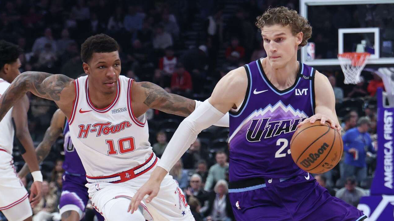 Lauri Markkanen (kanan) mencetak 29 poin saat Utah Jazz mengalahkan Houston Rockets dengan skor 133-125 pada Senin (1/12). (Foto: AP)
