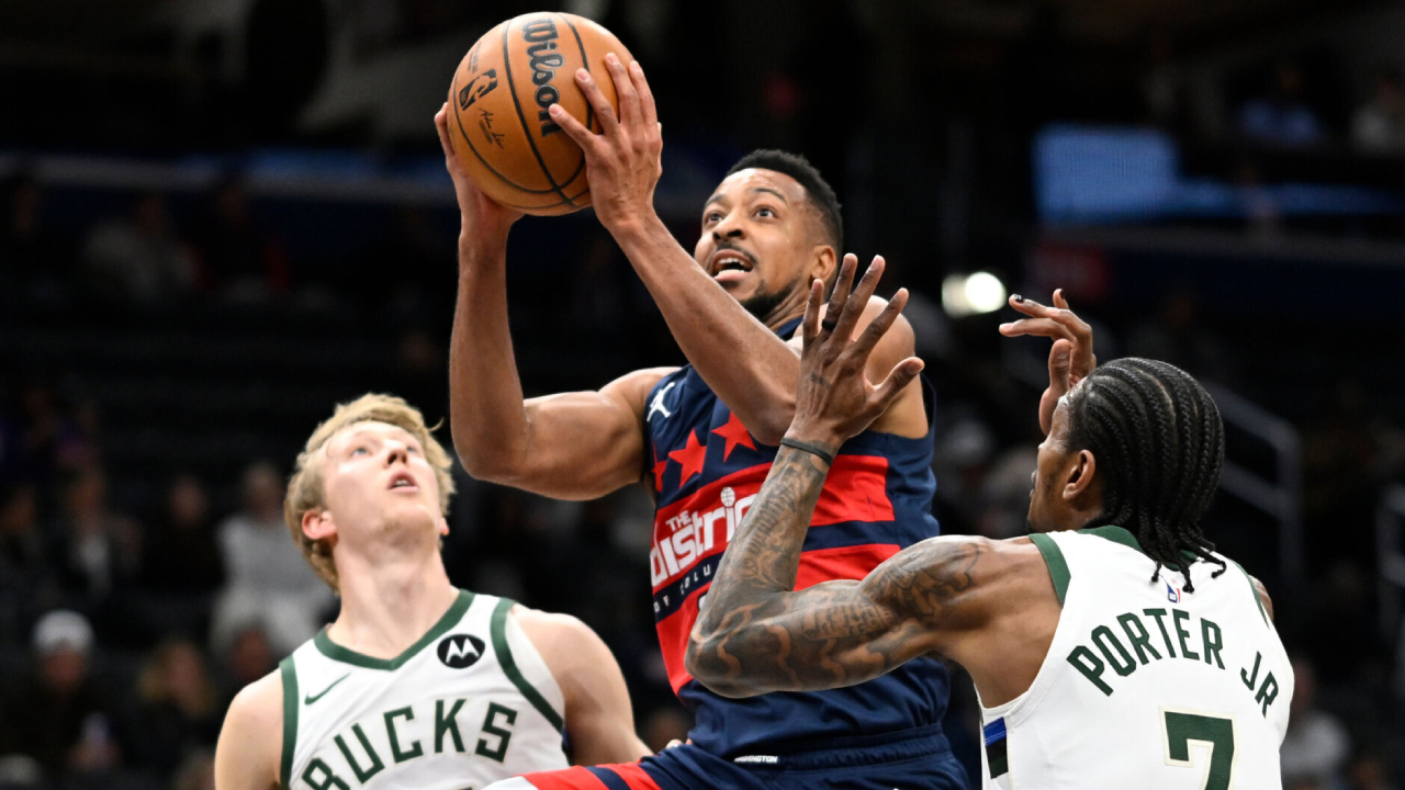 CJ McCollum (tengah) mencetak 28 poin saat Washington Wizards meraih kemenangan 129-126 atas tim tamu Milwaukee Bucks pada Senin (1/12). (Foto: AP)